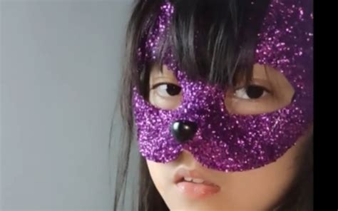 紫色面具黑色面具女孩 床靠牆